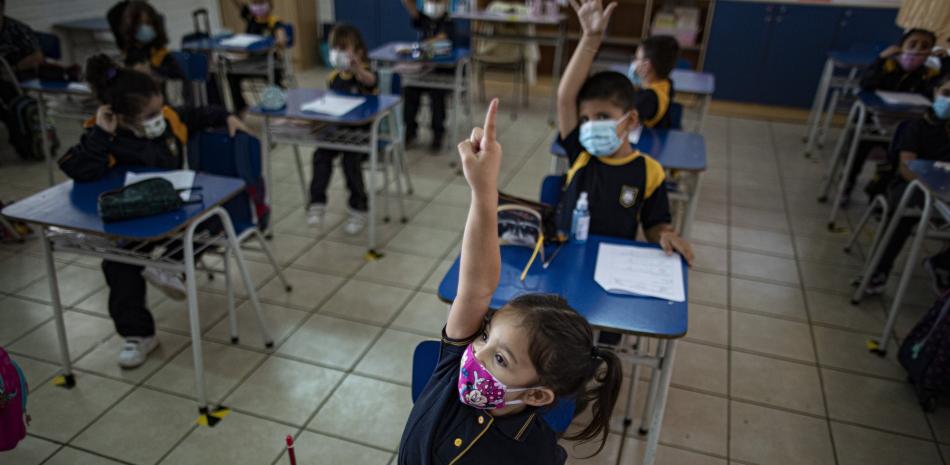 Los estudiantes asisten a su primer día de regreso a clases presenciales en medio de la pandemia de COVID-19 en Santiago, Chile, el lunes 1 de marzo de 2021.

Foto: AP/Esteban Felix