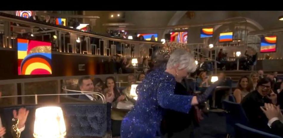 En la imagen de video proporcionada por ABC, Lil Rel Howery reacciona mientras Glenn Close baila al ritmo de "Da Butt" de la UE en la audiencia de los Oscar el domingo 25 de abril de 2021. (ABC vía AP)