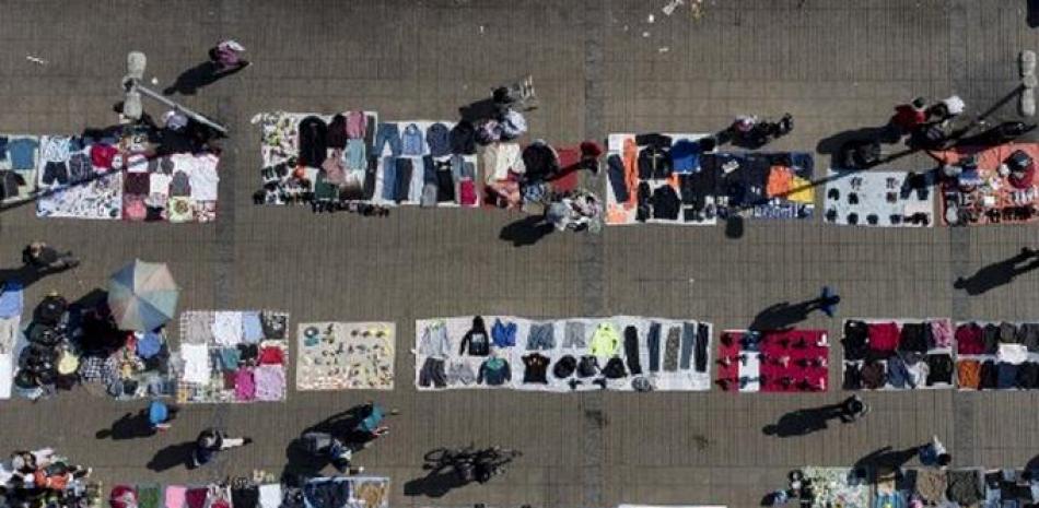 Vendedores ambulantes en Chile. / AFP