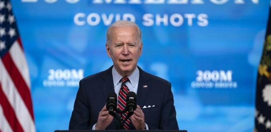 El presidente Joe Biden informa sobre el envío de vacunas hacia otros países. AP