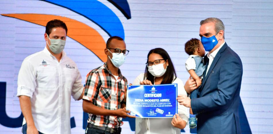 El presidente Luis Abinader entregó de manera simbólica a 4 familias certificados de beneficiarios. /JA MALDONADO