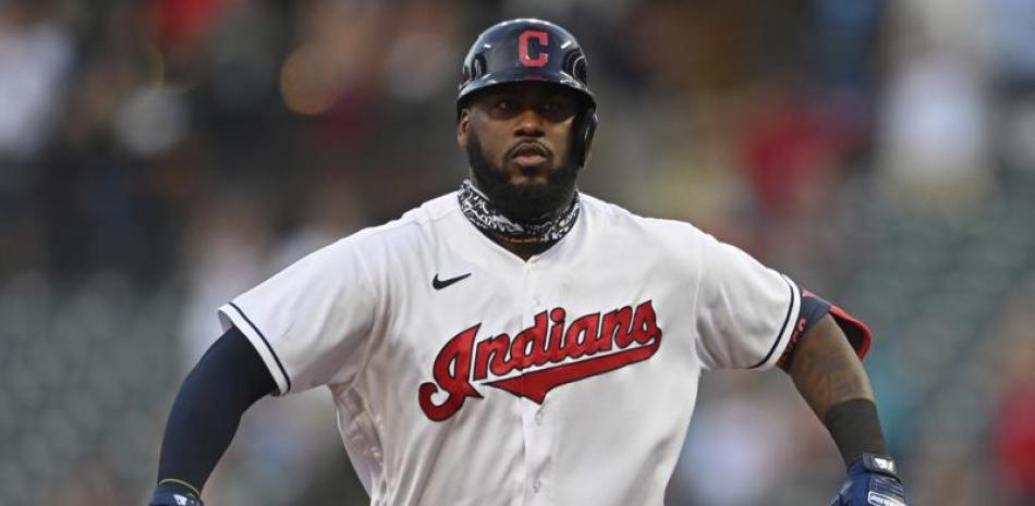 El dominicano Franmil Reyes, de los Indios de Cleveland, festeja tras conectar un jonrón en el sexto inning del juego del martes 27 de abril de 2021, ante los Mellizos de Minnesota