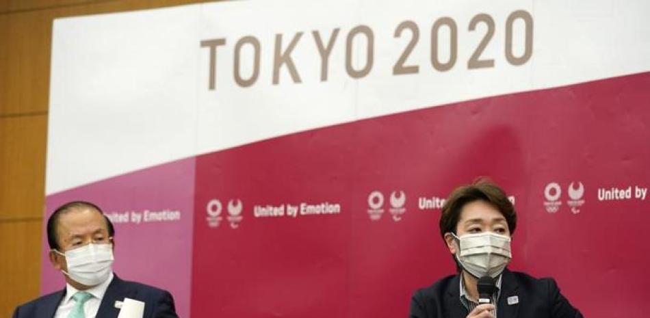 La presidenta del comité organizador de los Juegos de Tokio 2020 Seiko Hashimoto y el director ejecutivo Toshiro Muto durante una rueda de prensa, el miércoles . (Franck Robichon/Pool Foto vía AP)