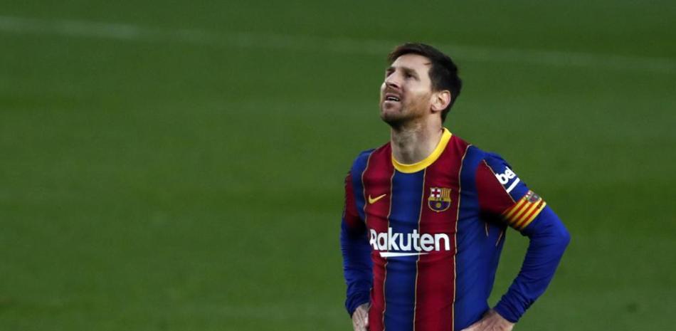 Lionel Messi del Barcelona reacciona tras desperdiciar una ocasión de gol en el partido contra el Granada por la Liga española, este jueves.