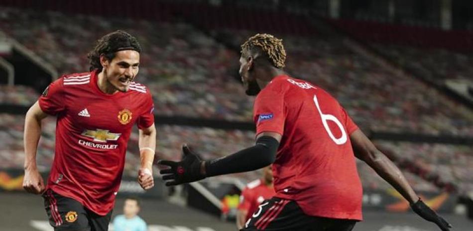 Edinson Cavani (izquierda) celebra con Paul Pogba tras anotar el tercer gol del Manchested United en la victoria 6-2 ante la Roma por las semifinales de la Liga Europa, este jueves .
