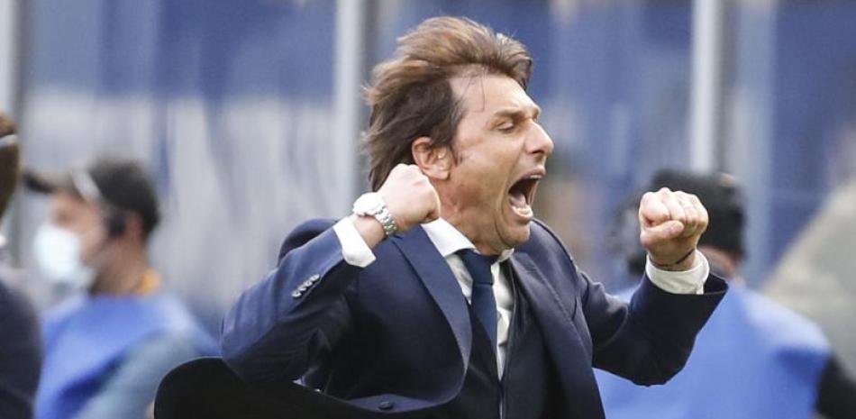 El técnico del Inter Antonio Conte celebra tras la victoria 1-0 ante Hellas Verona en la Serie A italiana, el domingo 25 de abril de 2021. (AP Foto/Antonio Calanni)