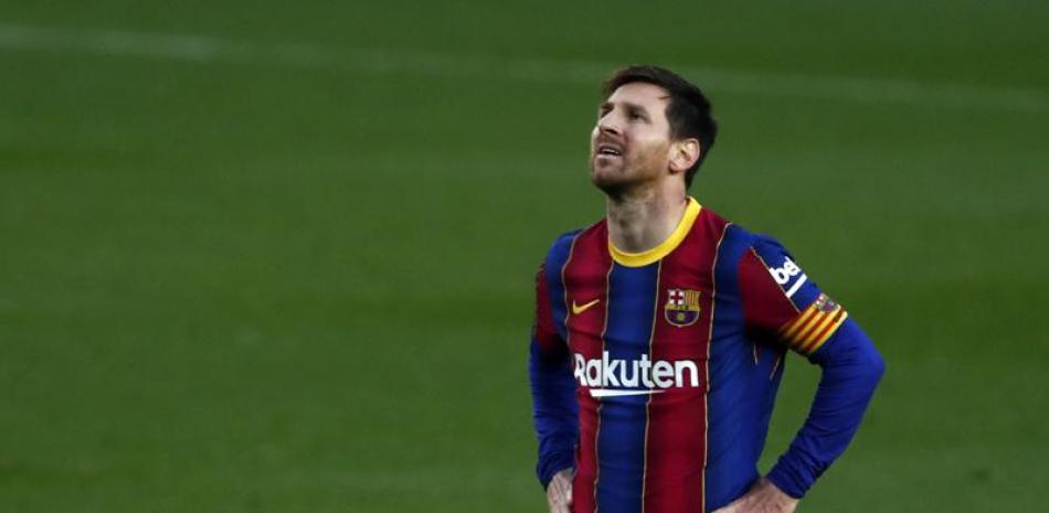 Lionel Messi del Barcelona reacciona tras desperdiciar una ocasión de gol en el partido contra el Granada por la Liga española. (AP Foto/Joan Monfort)