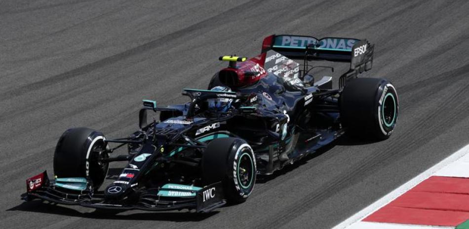 El piloto finlandés Valtteri Bottas conduce su Mercedes durante la primera sesión de práctica para el Gran Premio de Portugal de la Fórmula uno, en el Circuito Internacional Algarve cerca de Portimao, Portugal, el viernes 30 de abril de 2021.