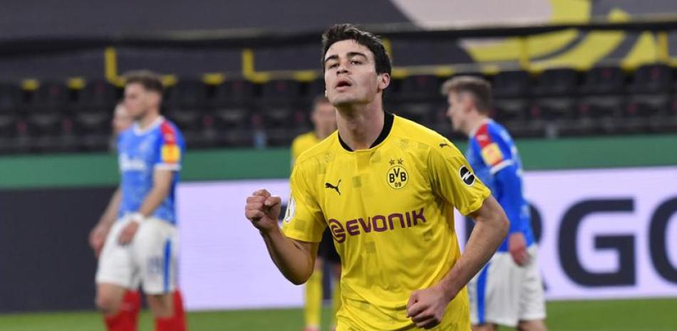 Giovanni Reyna del Dortmund festeja el segundo gol de su equipo en el partido entre Borussia Dortmund y Holstein Kiel en Dortmund, Alemania.