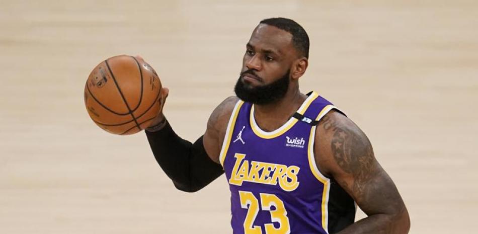 LeBron James, de los Lakers de Los Ángeles, condice la pelota en la primera mitad del juego de la NBA que enfrentó a su equipo con los Kings de Sacramento, el 30 de abril de 2021, en Los Ángeles.