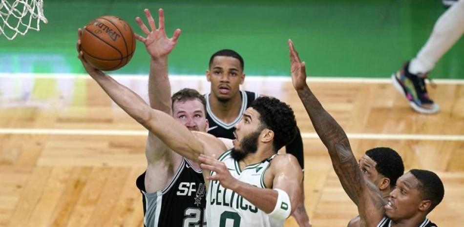Jayson Tatum, alero de los Celtics de Boston, salta para encestar frente a Jakob Poetl, de los Spurs de San Antonio, en el partido disputado el viernes 30 de abril de 2021.