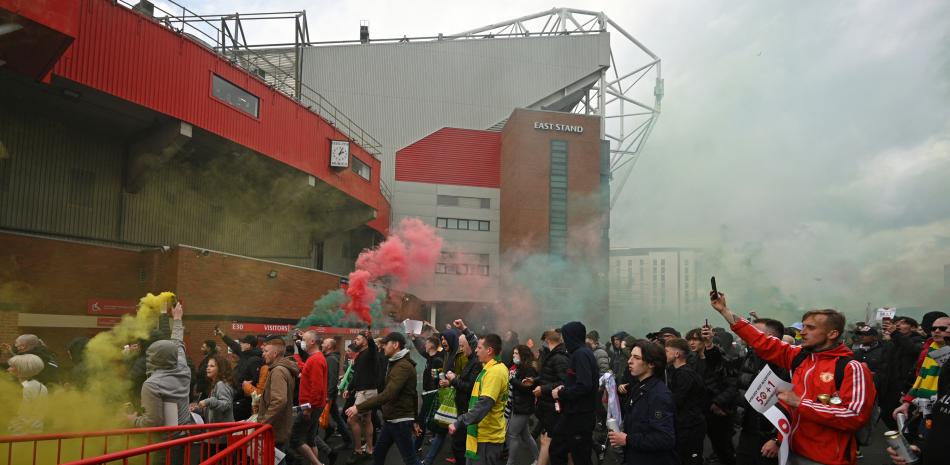 Fanáticos del Manchester United protestan contra los propietarios del equipo en el estadio Old Trafford antes del partido contra el Liverpool que tuvo que ser aplazado.