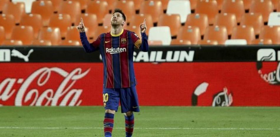 Lionel Messi observa al cielo luego de marcar uno de sus goles este domingo