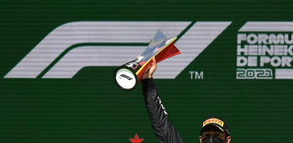 Lewis Hamilton celebra con su trofeo tras ganar el Gran Premio en el circuito portugués de Portimao celebrado este domingo.