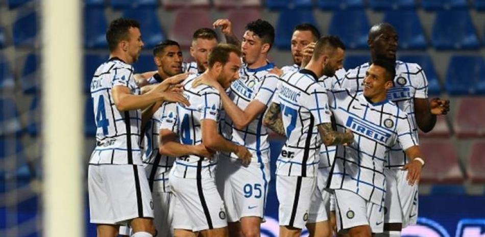 Jugadores del Inter de Milán festejan uno de los goles marcados este domingo