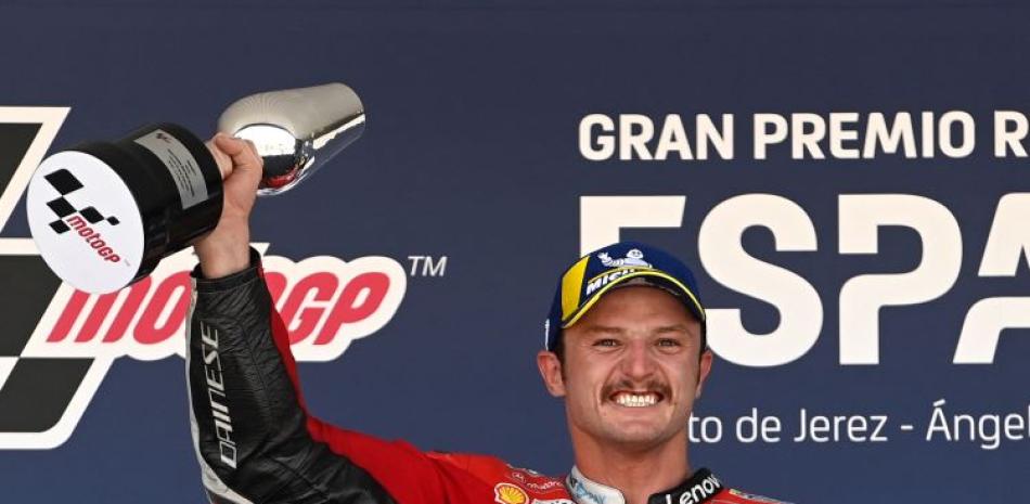 Jack Miller celebra en el podio y sostiene el trofeo que lo acredita como campeón del Gran Premio de España de MotoGP.