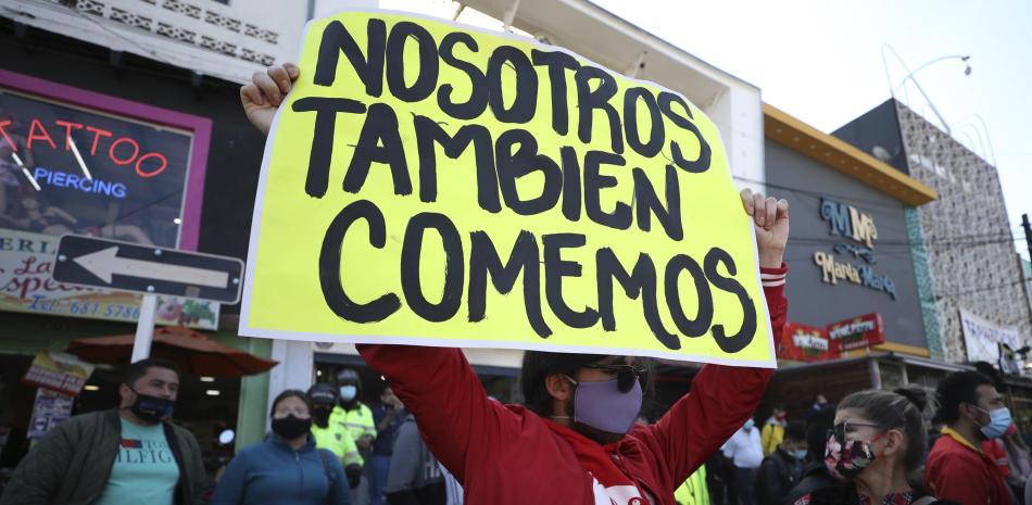 Un hombre sostiene un cartel durante una protesta para exigir el derecho a trabajar durante una cuarentena para evitar más contagios del nuevo coronavirus en Bogotá, Colombia, el viernes 29 de enero de 2021.

Foto: AP/Fernando Vergara