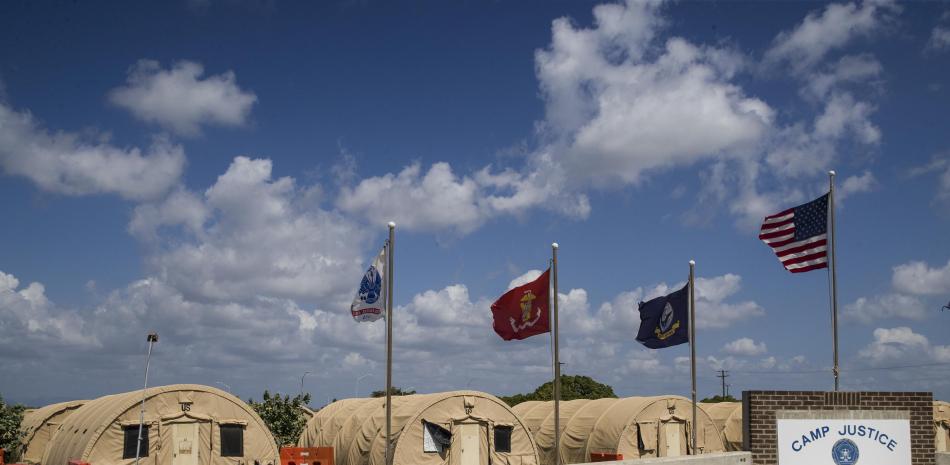 En imagen de archivo del 18 de abril de 2019 y revisada por funcionarios de las fuerzas militares de Estados Unidos, banderas ondean frente al Campamento Justicia en la Base de la Marina de Estados Unidos en la Bahía de Guantánamo, Cuba.

Foto: AP/Alex Brandon