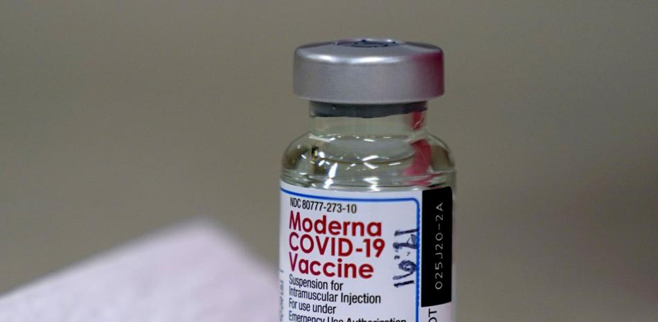 En esta foto de archivo del miércoles 30 de diciembre de 2020, una botella de la vacuna Moderna COVID-19 sobre una mesa antes de ser utilizada en Topeka, EE. UU.

Foto: AP / Charlie Riedel