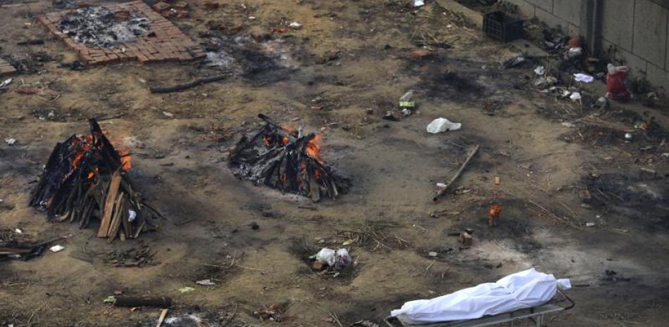 Múltiples piras funerarias de los pacientes que murieron de la enfermedad COVID-19 se ven ardiendo en un terreno que se ha convertido en un crematorio para la cremación masiva de las víctimas del coronavirus, en Nueva Delhi, India, el miércoles 21 de abril de 2021.

Foto: AP