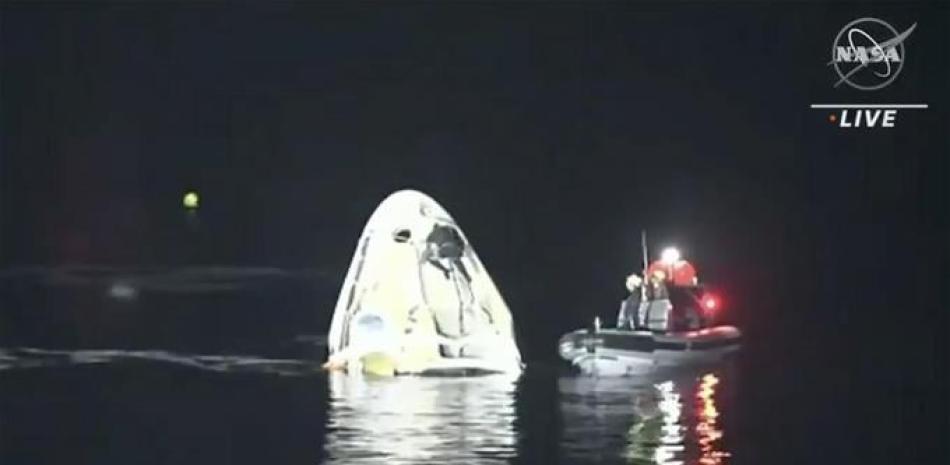 En esta imagen tomada de un video de NASA TV, la cápsula SpaceX Dragon tras aterrizar en el Golfo de México, cerca de Florida, el domingo 2 de mayo de 2021. (NASA TV via AP)