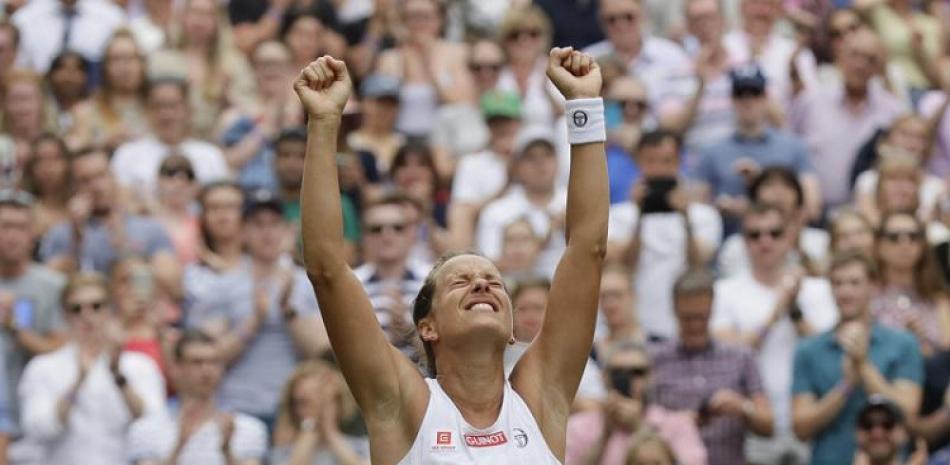 Barbora Strycova celebra tras vencer a Johanna Konta en los cuartos de final del torneo de Wimbledon, el 9 de julio de 2019.