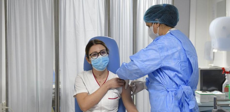 La enfermera Mihaela Anghel recibe la primera vacuna contra el coronavirus administrada en Rumania, el domingo 27 de diciembre de 2020, en Bucarest.

Foto: AP/Andreea Alexandru