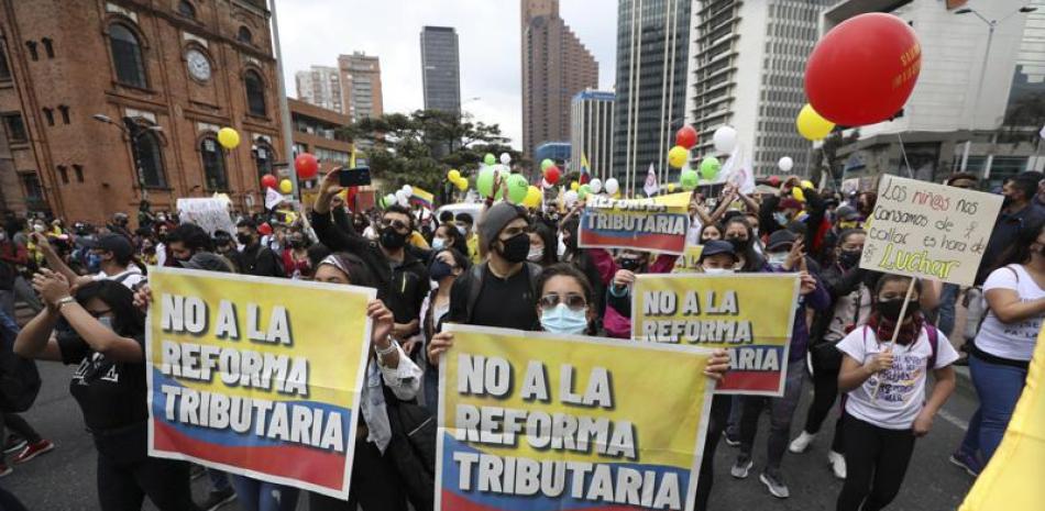 Manifestantes sostienen carteles que dicen en español "No a la reforma tributaria" durante un paro nacional contra una reforma tributaria propuesta por el gobierno, en Bogotá, Colombia, el miércoles 28 de abril de 2021.

Foto: AP/Fernando Vergara