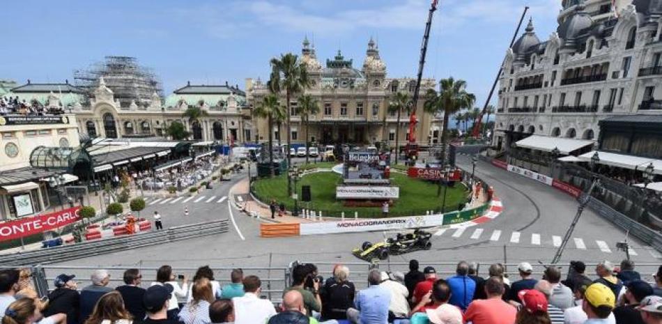 En la foto del 2019 se observa a fanáticos durante la segunda sesión de prácticas del Gran Premio de Fórmula Uno en Mónaco que espera tener este año a 7,500 personas en sus gradas.