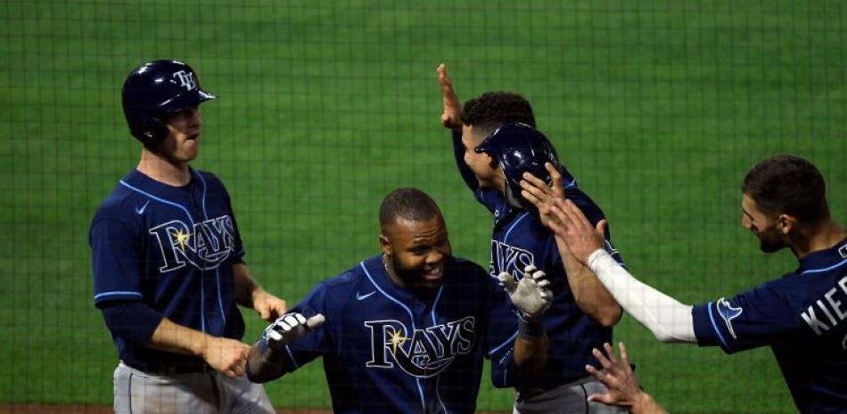 Manuel Margot, de Tampa Bay, es recibido por sus compañeros luego de pegar un cuadrangular de tres carreras en el partido del lunes por la noche frente a los Angelinos.