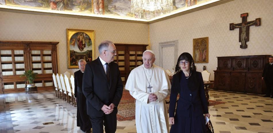Esta foto de archivo muestra al Papa Francisco con el presidente suizo Guy Parmelin, su esposa Caroline, durante una audiencia privada el 6 de mayo de 2021 en el Vaticano. Medios del Vaticano / AFP