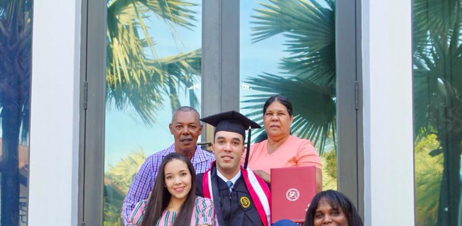 Ubaldo Jiménez figura con su familia luego de graduarse en administración de empresas