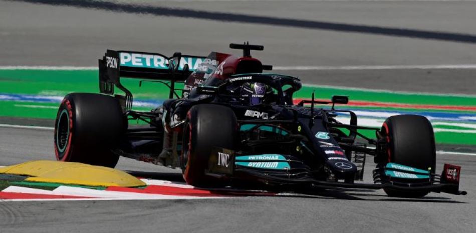 Lewis Hamilton conduce su Mercedes durante una de las sesiones de prácticas en el circuito de Cataluña en Montmeló para el Gran Premio de España en la Fórmula Uno.