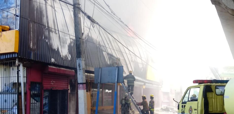 Cuerpo de bomberos sofoca las llamas en el edificio de Aro y Pedal- Fotografía por Ana Aybar.