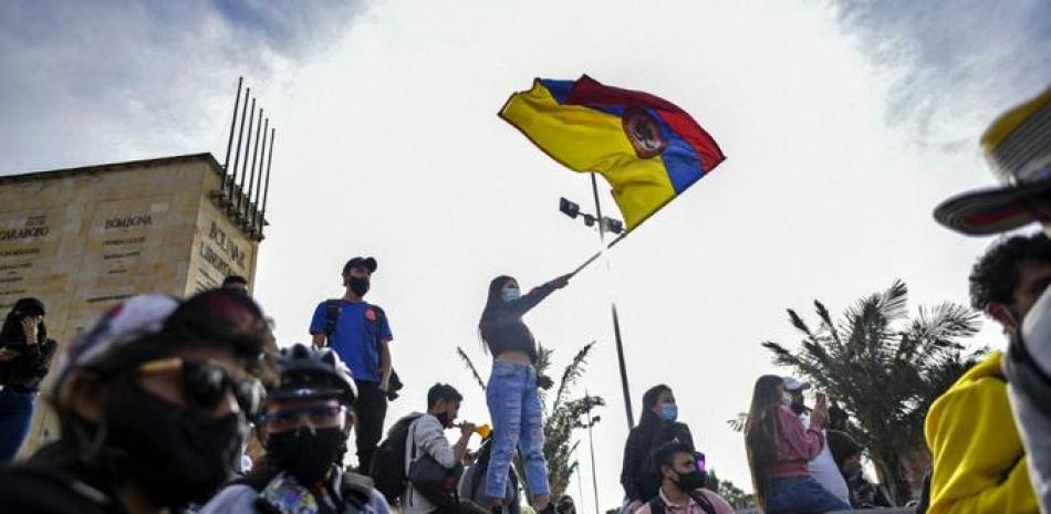 Una mujer ondea una bandera colombiana durante una protesta contra el gobierno del presidente Iván Duque en Bogotá, el 6 de mayo de 2021.
Juan BARRETO / AFP