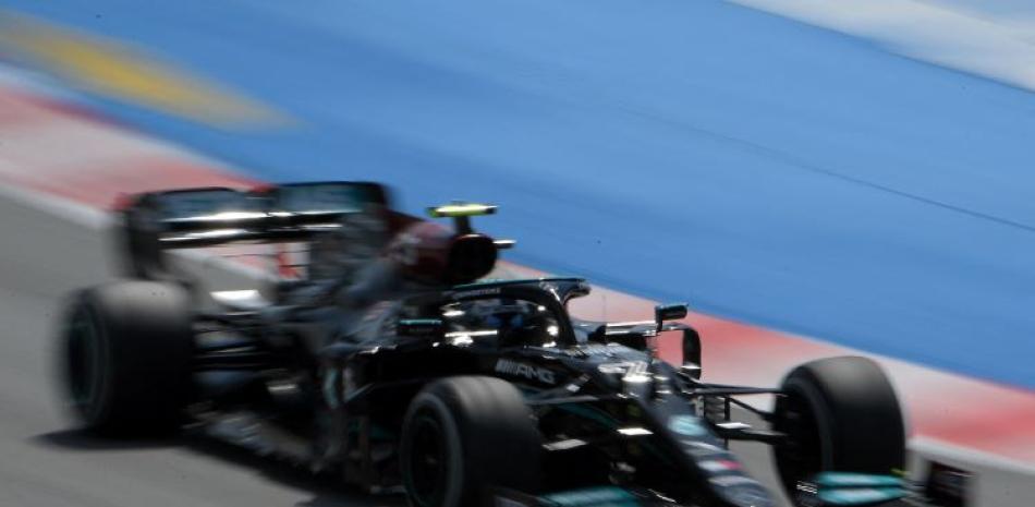 Valtteri Bottas conduce su Mercedes durante la primera sesión de entrenamientos para el Gran Premio de España en el circuito de Cataluña.
