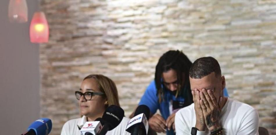 Keila Ortiz y Antonio Rodríguez ofrecen una conferencia de prensa durante el funeral de su hija Keishla. El boxeador Félix Verdejo ha sido acusado.