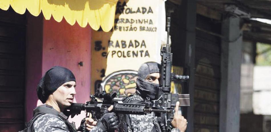 La policía realiza un operativo el jueves 6 de mayo de 2021 en la favela de Jacarezinho, en Río de Janeiro. AP