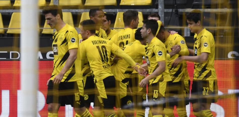Jadon Sancho, de Dortmund, 2do derecha, festeja el segundo gol de su equipo contra Leipzig en Dortmund, Alemania, sábado 8 de mayo de 2021. La derrota de Leipzig 3-2 dio a Bayern Munich su 9no título consecutivo en la Bundesliga.