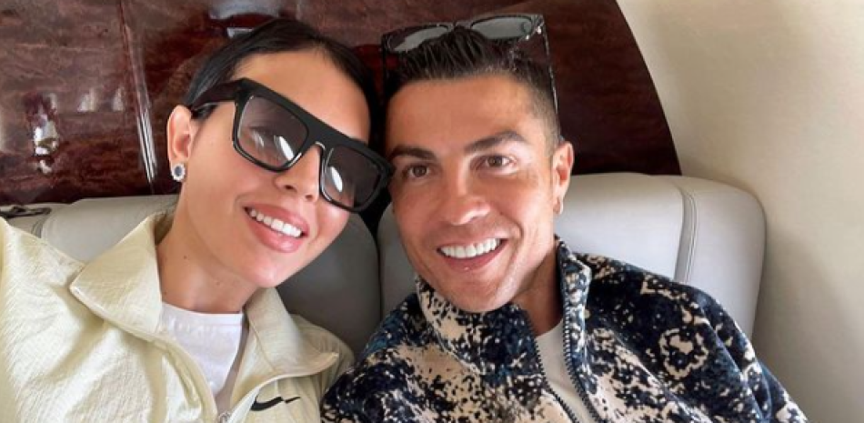 En esta imagen, que tiene casi 7.8 millones de me gusta, se pueda observar a la pareja sonriente en su pomposa nave. Foto/ Instagram Ronaldo.