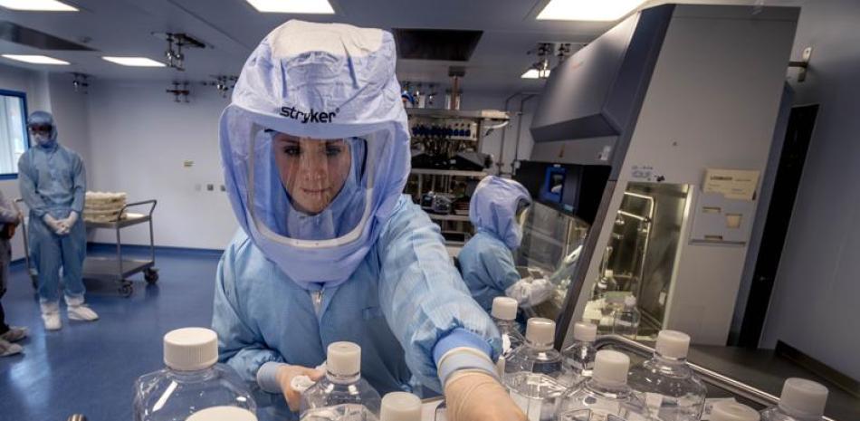 En esta foto de archivo del 27 de marzo de 2021, un trabajador de laboratorio simula el flujo de trabajo en una sala limpia de la producción de la vacuna BioNTech Corona en Marburg, Alemania, durante un día de prensa.

Foto: AP/Michael Probst