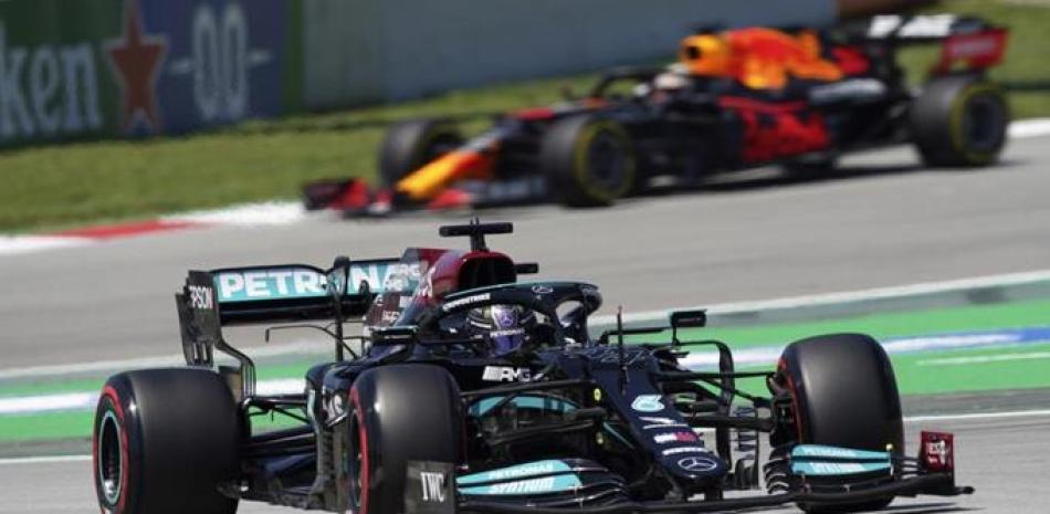 El británico Lewis Hamilton con Mercedes toma una curva seguido por el Red Bull de Max Verstappen durante la 3ra práctica libre antes de la clasificación para el Gran Premio de España de la Fórmula Uno en la pista Catalunya en Montmelo, en las afueras de Barcelona, España, sábado 8 de mayo de 2021. El GP de España se corre el domingo.