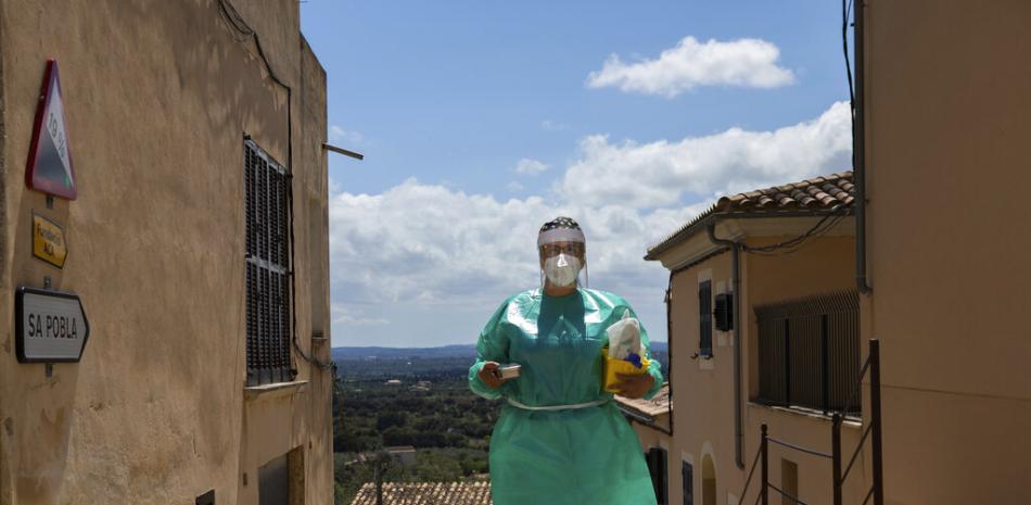 La enfermera Pilar Rodríguez llega a la pequeña localidad de Buger, de apenas mil habitantes, en la isla española de Mallorca, el 23 de abril de 2021.

Foto: AP/Francisco Ubilla