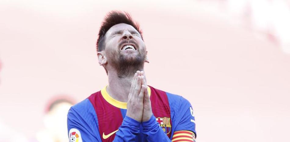 Lionel Messi de Barcelona lamenta una oportunidad perdida de gol durante un partido de la liga española contra Atlético Madrid en el estadio Camp Nou, Barcelona, España, sábado 8 de mayo de 2021.
