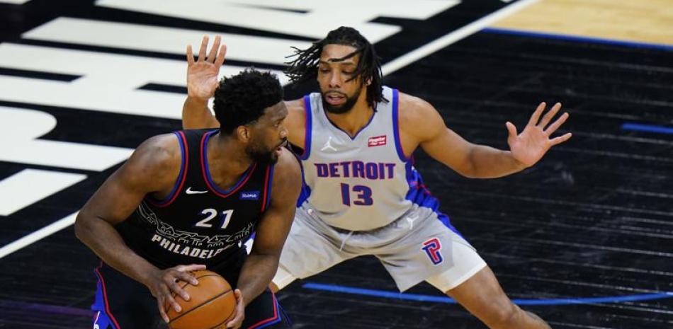 Joel Embiid, de los 76ers de Filadelfia, trata de eludir a Jahlil Okafor, de los Pistons de Detroit, durante el enfrentamiento del sábado 8 de mayo de 2021.