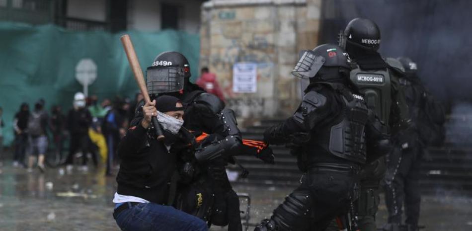 Un manifestante se enfrenta a la policía durante una protesta contra el gobierno en Bogotá, Colombia, el miércoles 5 de mayo de 2021.

Foto: AP/Fernando Vergara