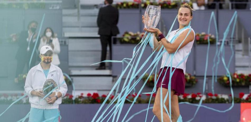 La bielorrusa Aryna Sabalenka alza el trofeo tras vencer a la australiana Ashleigh Barty en la final del Abierto de Madrid, este.