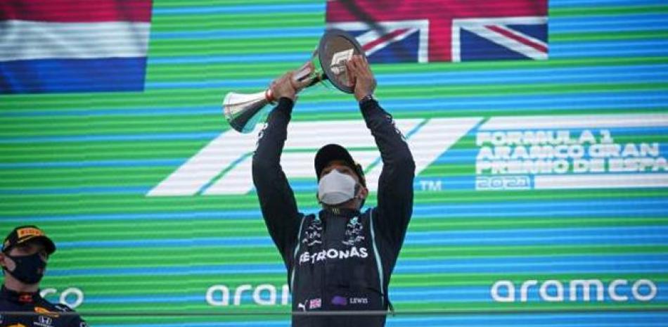 Lewis Hamilton levanta el trofeo tras ganar el Gran Premio de España.