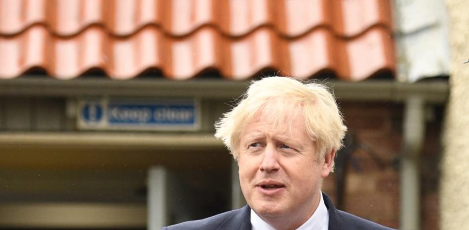 El primer ministro británico, Boris Johnson, reacciona al salir del pub Jacksons Wharf en Hartlepool, noreste de Inglaterra, el 7 de mayo de 2021 durante una visita tras la victoria del Partido Conservador en las elecciones parciales en el distrito electoral. Oli BUFANDA / AFP