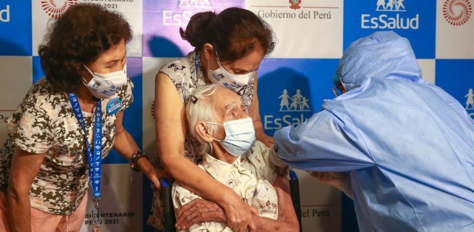Perú ha sumado este sábado las dos millones de vacunas contra la covid-19 aplicadas entre su población, durante una jornada dedicada a la inmunización de los adultos mayores de 70 años en Lima. EFE/ Paolo Aguilar/Archivo